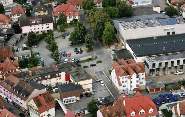 Neu gestaltet wird der Platz vor den D...n durch Umpflanzung gerettet werden.    | Foto: Vollmer