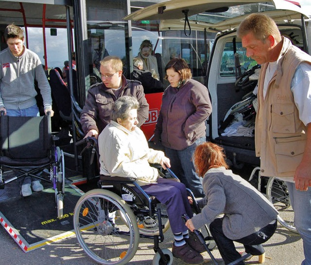 Udo Schwindtke (rechts)  und seine Mit...thlen  im  Bus untergebracht  waren.   | Foto: Folles