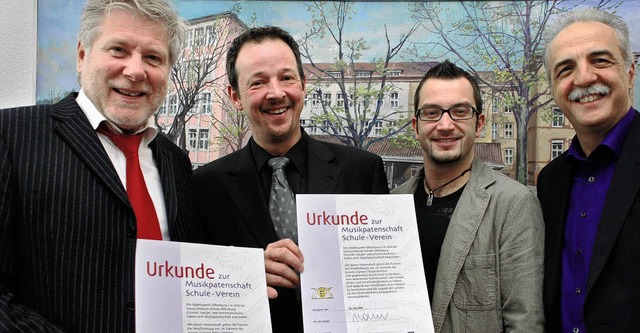 Ausgezeichnete Musikpatenschaft (v. l....el Berger, Simon Huck und Toni Vetrano  | Foto: Siefke