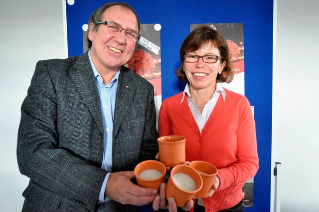 Franz Volk und Elke Wodrich von Carita...; ein Zeichen setzen fr Solidaritt.   | Foto: Barbara Ruda