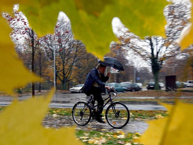 Gerade im Herbst leben viele Radler gefhrlich.  | Foto: dpa