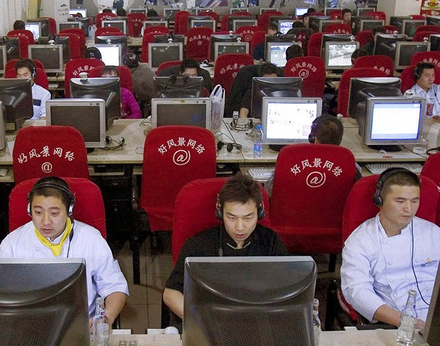 Internetcaf in Peking: Bald auch komplett in der eigenen Sprache  | Foto: dpa