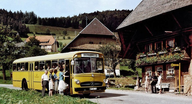 Gelber Bus der Kraftpost im August 1962 an einer Haltestelle in Bernau  | Foto: Pro