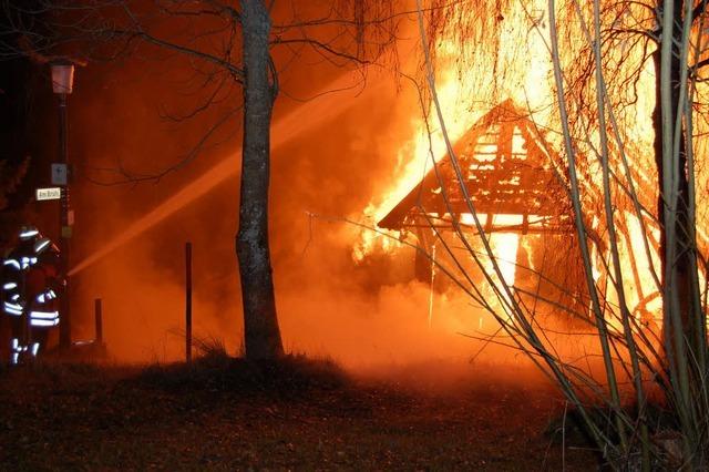 Flammen vernichten alten Bauernhof - Nachbarn gerettet