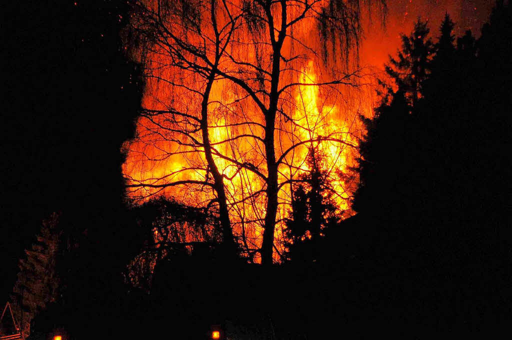 Ein 200 Jahre altes Bauernhaus in Lenzkirch-Kappel brannte in der Nacht zum Freitag bis auf die Grundmauern nieder.