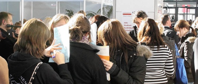 Sich ber Wunschberufe informieren   u...sfllen:  Schulklassen  auf der Messe   | Foto: MARKTPLATZ ARBEIT