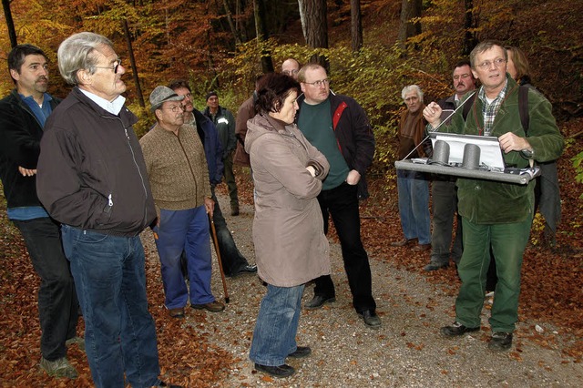 18 Waldbesitzer verfolgen interessiert...Jens-Peter Stadie im Eberfinger Wald.   | Foto: Jutta Binner-Schwarz