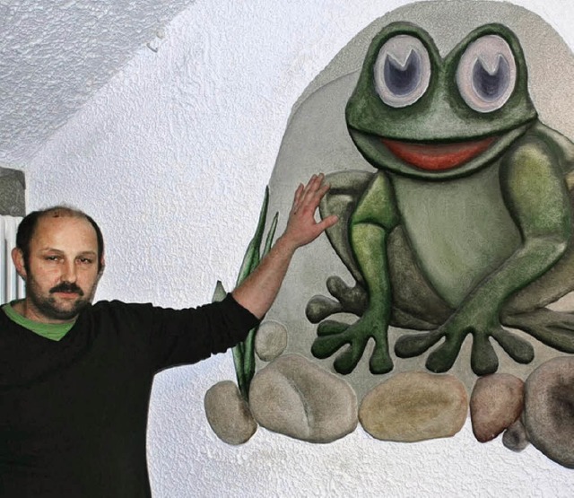 Zunftmeister Peter Bollinger zeigt das... Wandbild im renovierten Narrenkeller.  | Foto: Scheuble