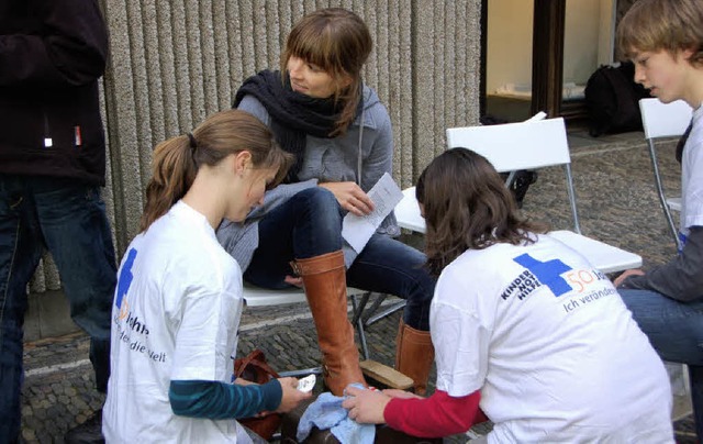 Mit viel Mhe und Sorgfalt sind die Jugendlichen zur Tat geschritten.   | Foto: Valrie Pin