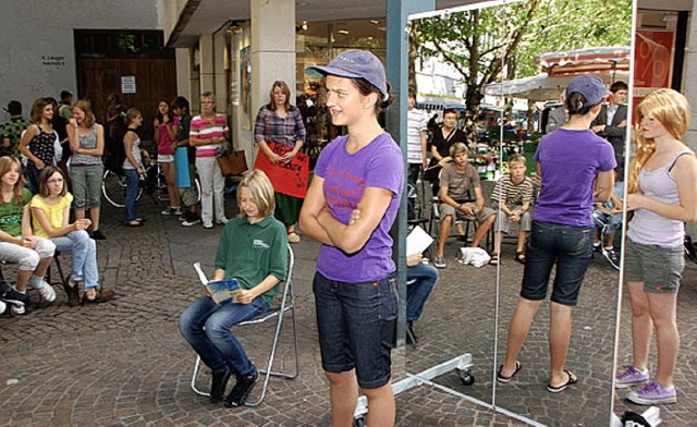 Lesen in der Stadt: Aktion im Sommer auf dem Markt   | Foto: Trenz