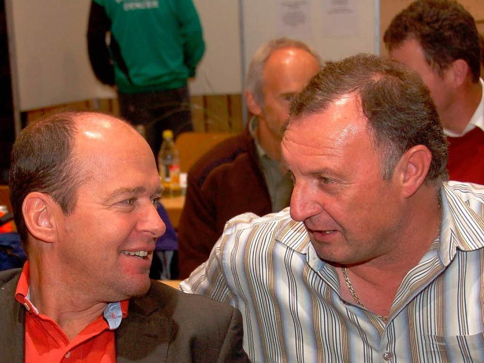 Wolfgang Steiert (links) und Klaus Auer, Vorsitzender des FC Löffingen  | Foto: Susanne Filz