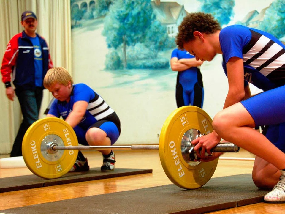 Die Gewichthebervereinigung Eisenbach  bereiten ihre  Show vor.  | Foto: Susanne Filz
