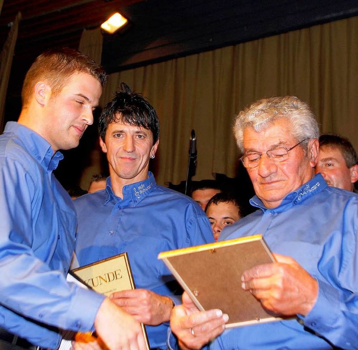 (von links) Sebastian Singler ehrt Ger...elsbach für deren langjähriges Singen.  | Foto: Heidi Foessel
