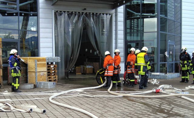 Mit Lftungsgerten sorgte die Feuerwehr fr einen schnellen Abzug des Rauches.   | Foto: michael gilg