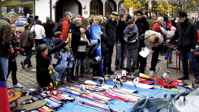 Ein Riesengedrnge herrschte bei den v...uf Qualitt wie auf gnstige Preise.    | Foto: Monika Rombach