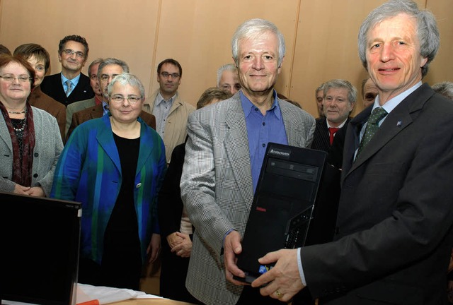 Auch der Leiter der Eichendorff-Schule... Richard Bruder (rechts)  berreichte.  | Foto: Gertrude Siefke