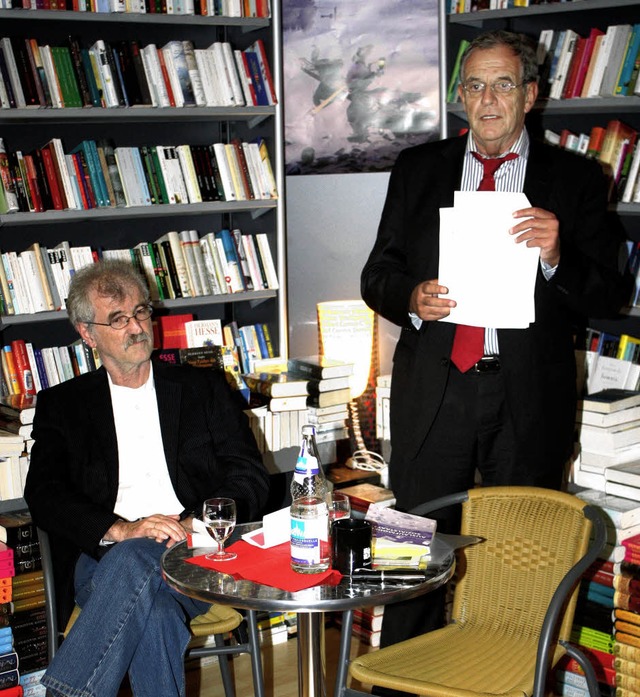 Rainer Stickelberger (rechts) stellte ...brachte Buch ber den Sozialstaat vor.  | Foto: Heiner Fabry