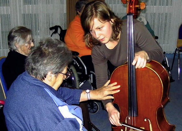 Findet mit Musik einen Draht zu den Pflegeheimbewohnern: Stephanie Dauer.   | Foto: privat