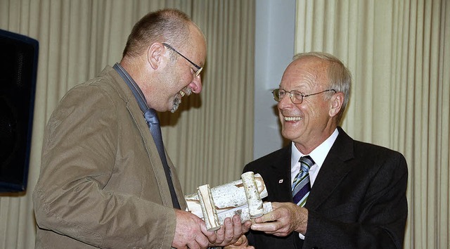 Eine Ruhebank erhlt der Schwarzwaldve...abe an den Vorsitzenden Konrad Wetzel.  | Foto: Hermann Jacob