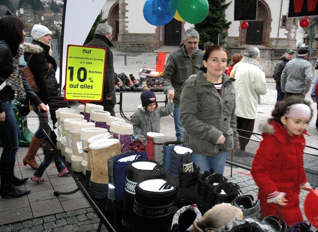 Schnppchenjger: Das Angebot des Einzelhandels fand Anklang.  | Foto: Christian Klesse