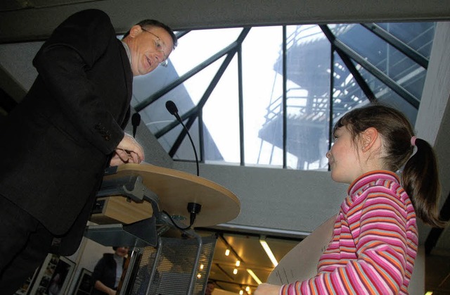 Kulturamtsleiter Claudius Beck verteil...e Jahreskarte frs Schwimmbad freuen.   | Foto: Ralf H. Dorweiler