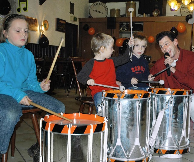 Entertainer Andy Brauch mit der Fanfar...jugend am Samstag im Fanfarenzugheim.   | Foto: Heidemarie Wussler