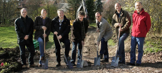 Beim Spatenstich dabei waren (von link...ller, Anton Schmid und Klaus Schfer.   | Foto: Birgit Rde