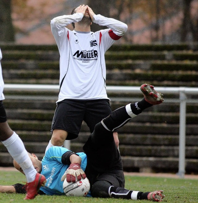 Oh nein!  Villingens Torjger Jago Mar...hlussmann Nezhari alles im Griff hat.   | Foto: Dieter Reinhardt