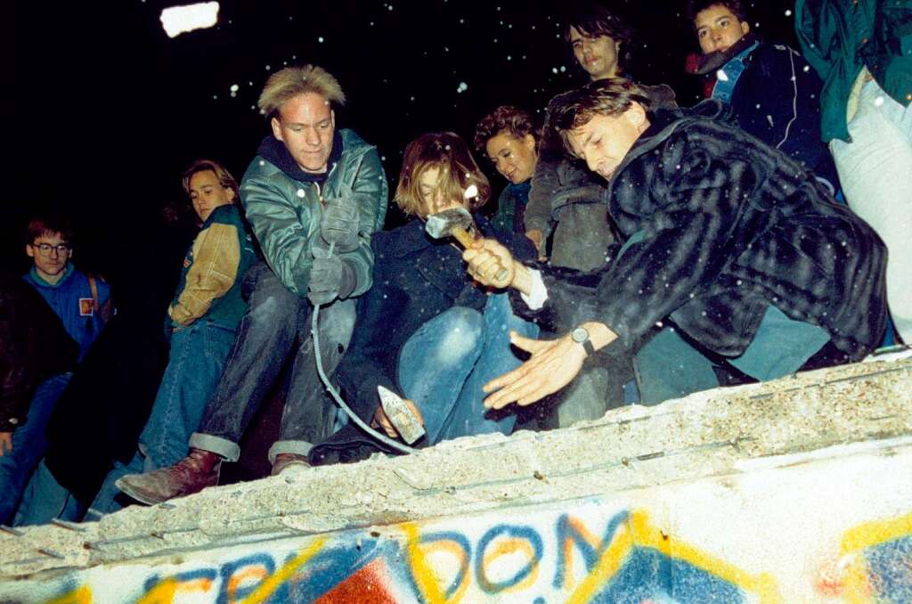West-Berliner versuchen mit Hmmern und Kreuzhacken am 10.11.1989 die Berliner Mauer einzureien.