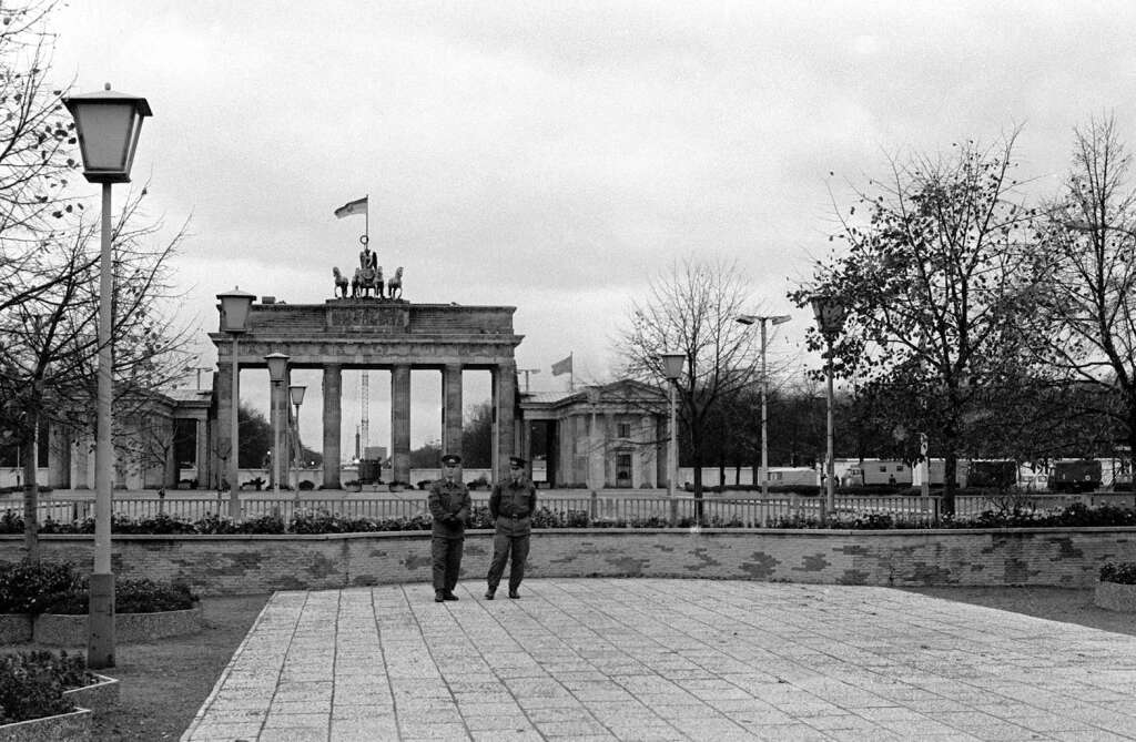 Blick am 04.09.1989 von Ost-Berlin aus auf das Brandenburger Tor. Im Vordergrund laufen zwei Grenzer. Zwei Monate spter...