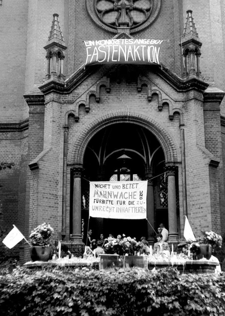 Transparente am Eingangsportal der Gethsemanekirche in Berlin am 8. Oktober 1989. Die Kirche am Prenzlauer Berg gilt als ein Zentrum der friedlichen Revolution von 1989. In der Kirche versammelten sich Oppositionsgruppen, deren Wirken Anfang Oktober 1989 in einer Mahnwache und Massenprotesten gegen die Sozialistische Einheitspartei SED gipfelte.
