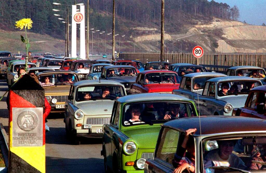 Eine Trabi-Kolonne schiebt sich ber den Grenzbergang Herleshausen in Richtung Bundesrepublik Deutschland, 11.11.1989.