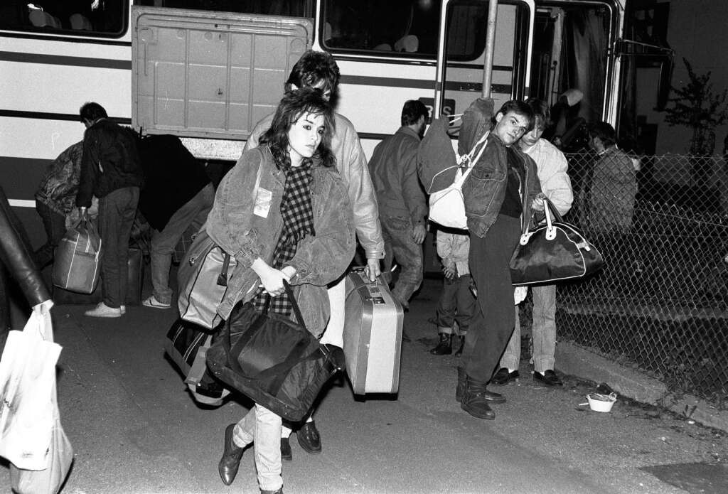Busse mit DDR-Flchtlingen  kamen Mitte November 1989 nach Schopfheim. Quartier gab’s in der Hlschematthalle