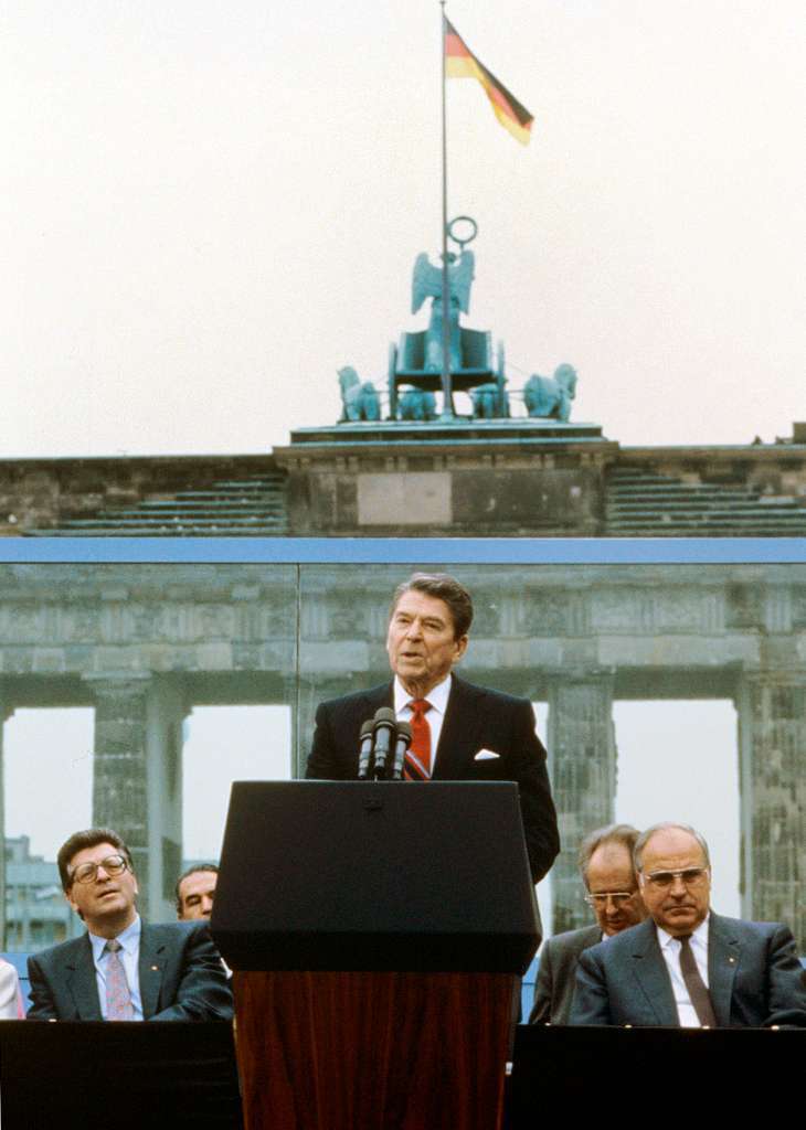 „Mister Gorbatschow, tear down this wall!“ („Herr Gorbatschow, reien Sie diese Mauer ein.“) – vor dem Brandenburger Tor sagt US-Prsident Ronald Reagan am 12.06.1987 seinen berhmten Satz.