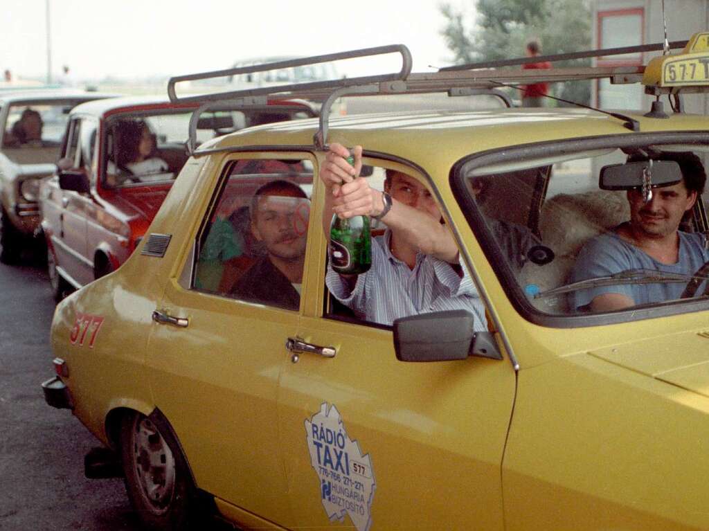 Mit dem Taxi fuhren diese bersiedler am 11.09.1989 von Budapest zur sterreichischen Grenze. ber 10.000 bersiedler kamen in den ersten 24 Stunden nach der ffnung der ungarischen Grenze ber sterreich in die bayerischen Auffanglager.