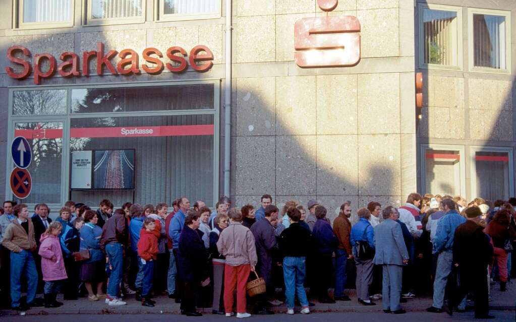In Duderstadt (Niedersachsen) stehen am 11.11.1989 Menschen aus der DDR zur  Auszahlung des Begrungsgeldes  von 100 Westmark vor der Kreissparkasse Duderstadt.