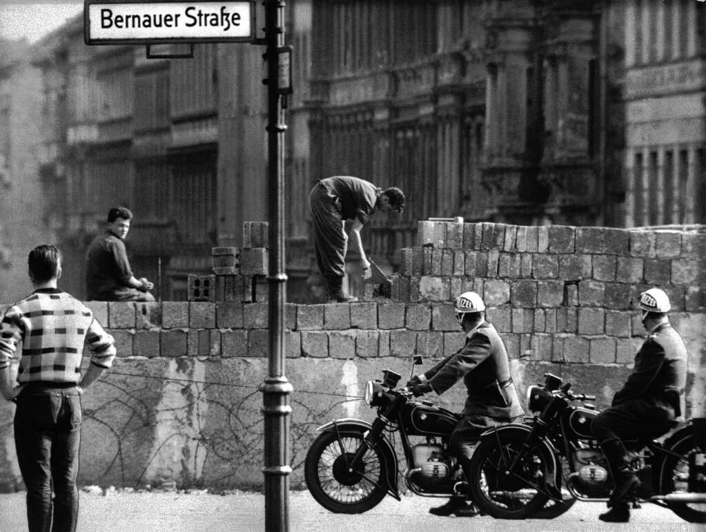 Rckblick – der Bau der Berliner Mauer: Arbeiter erhhen die Sektorensperre an der Bernauer Strae 1961. Fast Abend fr Abend war es an diesem und anderen Mauerabschnitten zu Zwischenfllen gekommen. Am 13. August 1961 wurde die Mauer in Berlin gebaut.