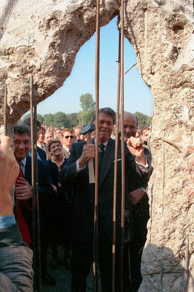 Drei Jahre spter: US-Prsident Ronald Reagan bettigt sich whrend seines Berlin-Besuches am 12. September 1990 als "Mauerspecht". Eigenhndig nahm er Hammer und Meiel in die Hand, um einen Splitter aus der Berliner Mauer nahe des Brandenburger Tores herauszuschlagen.
