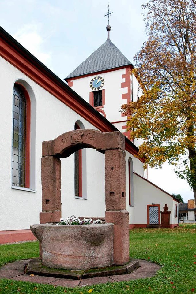 Statt dem Flachdach soll der Kirchturm...he wieder ein Nadelspitzdach erhalten.  | Foto: Christoph Breithaupt