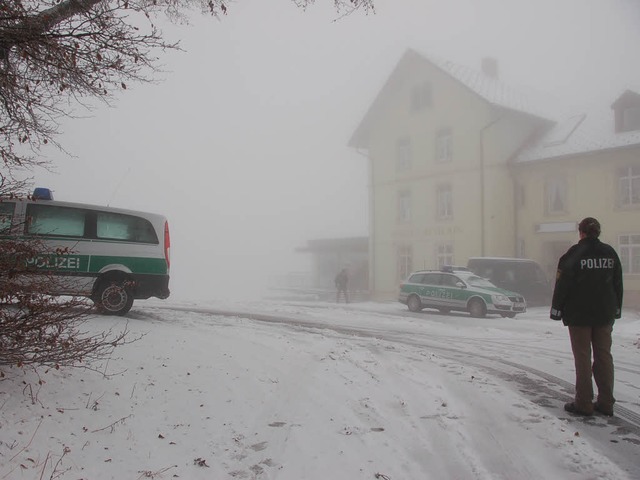 Spurensicherung: In Schnee und Nebel h... am Blauenhaus  keine leichte Aufgabe.  | Foto: Markus Maier