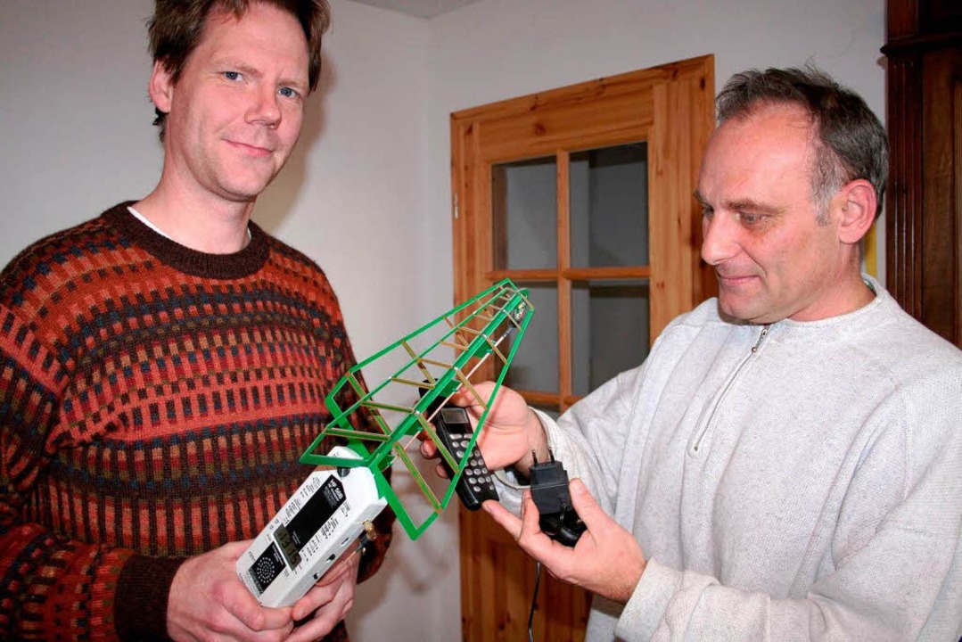 Daniel Beyer (links) und Bruno Fürst-S...m handelsüblichen schnurlosen Telefon.  | Foto: Bianka Pscheidl
