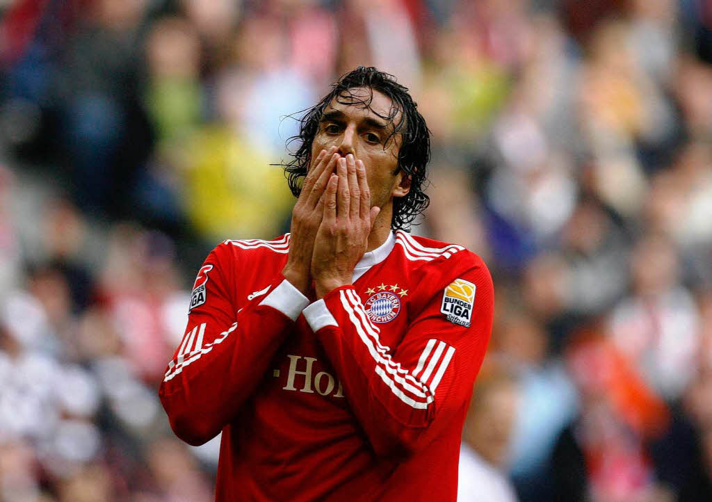 Luca Toni verschwand nach seiner Auswechslung im Spiel gegen Schalke 04 aus dem Stadion. Es folgte eine hohe Strafe durch den FCB. Luca Toni verschwand nach seiner Auswechslung im Spiel gegen Schalke 04 aus dem Stadion. Es folgte eine hohe Strafe durch den FCB.
