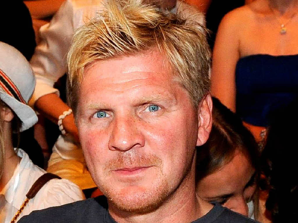 Nach einer Prügelei in einer Münchener Nobeldisco wurde Stefan Effenberg vom FC Bayern abgestraft. Nach einer Prügelei in einer Münchener Nobeldisco wurde Stefan Effenberg vom FC Bayern abgestraft.