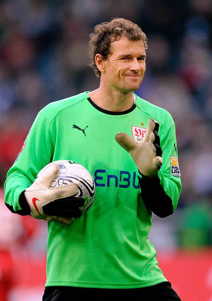 Seine öffentliche Kritik an den Mitspielern beim VFB Stuttgart ging nach hinten los. Der Verein bat Jens Lehmann zur Kasse. Seine öffentliche Kritik an den Mitspielern beim VFB Stuttgart ging nach hinten los. Der Verein bat Jens Lehmann zur Kasse.