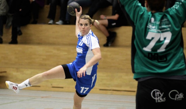 Die Zhringerin Tanja Brries berwand...tje Blmeke beim Derbysieg siebenmal.   | Foto: Felix Holm