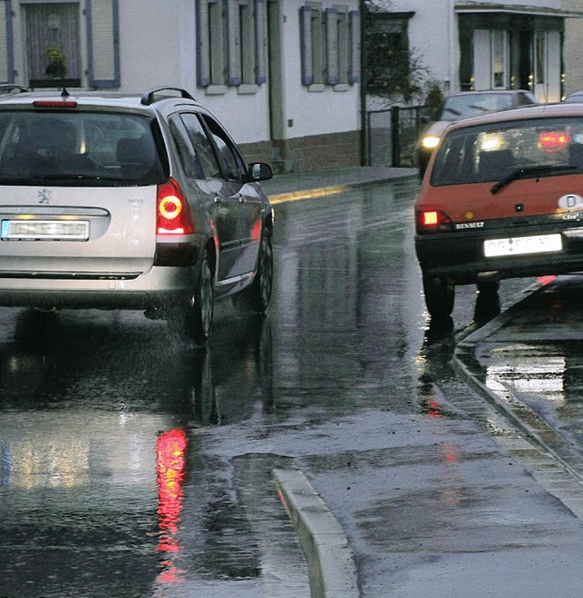 Das kann sehr eng werden fr Radfahrer...dwegs   schneiden Autos die Strecke.    | Foto: BUND