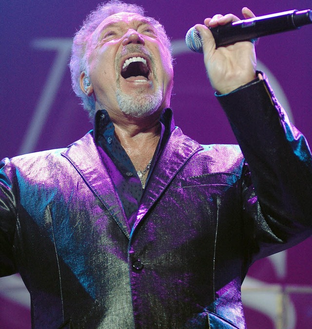 Hat auch mit 69 noch jede Menge Power: Tom Jones   | Foto: Stefan Rother