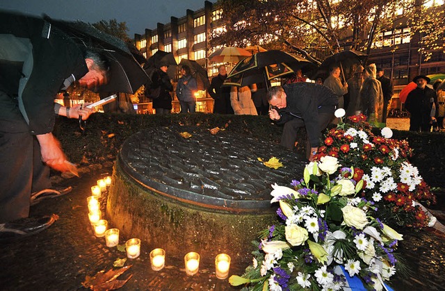 Sie trotzten  dem strmenden Regen:  R...romnacht am Platz der Alten Synagoge.   | Foto: Bamberger