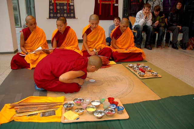 Ein Sandmandala legen sechs buddhistische Nonnen im Rathaus-Foyer.   | Foto: Gerhard Walser