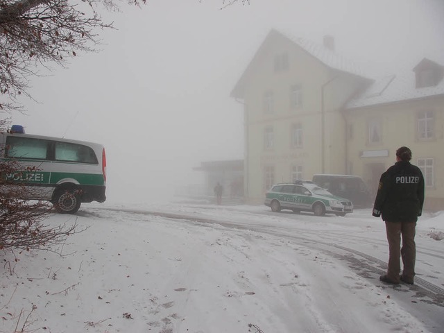 Spurensicherung im Nebel beim Berghotel Hochblauen  | Foto: Markus Maier